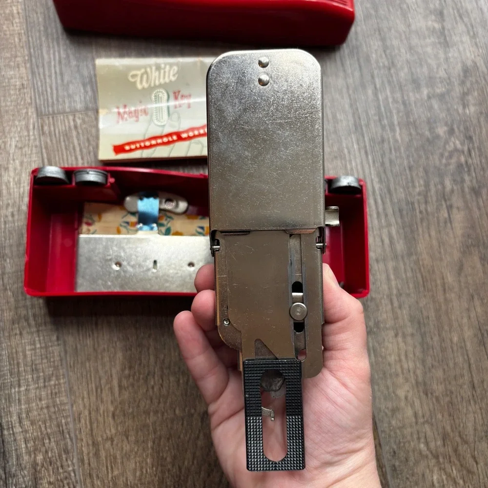 White Magic Key Buttonhole Worker Vintage Sewing Machine Attachment‎ Red Case